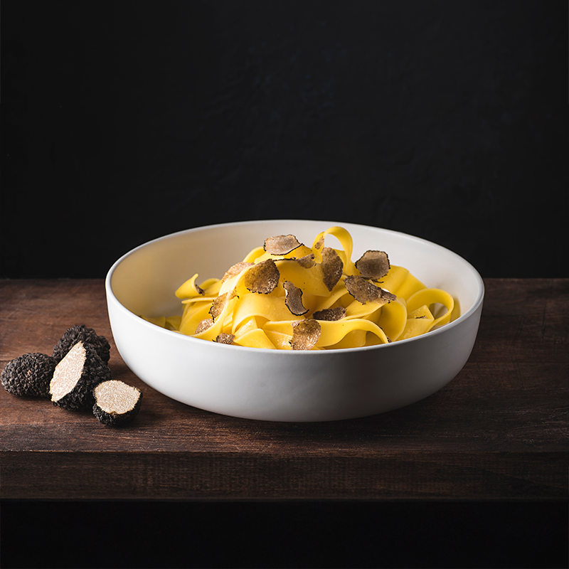 Piatto di fettuccine al tartufo nero pasta artigianale Lazio pronta da gustare