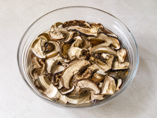 Come reidratare i funghi secchi: ammollo, tempi e acqua