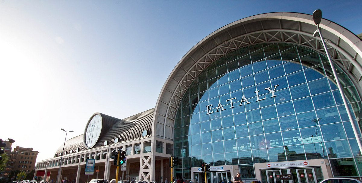 Facciata vetrata di un edificio con l’insegna Eataly.